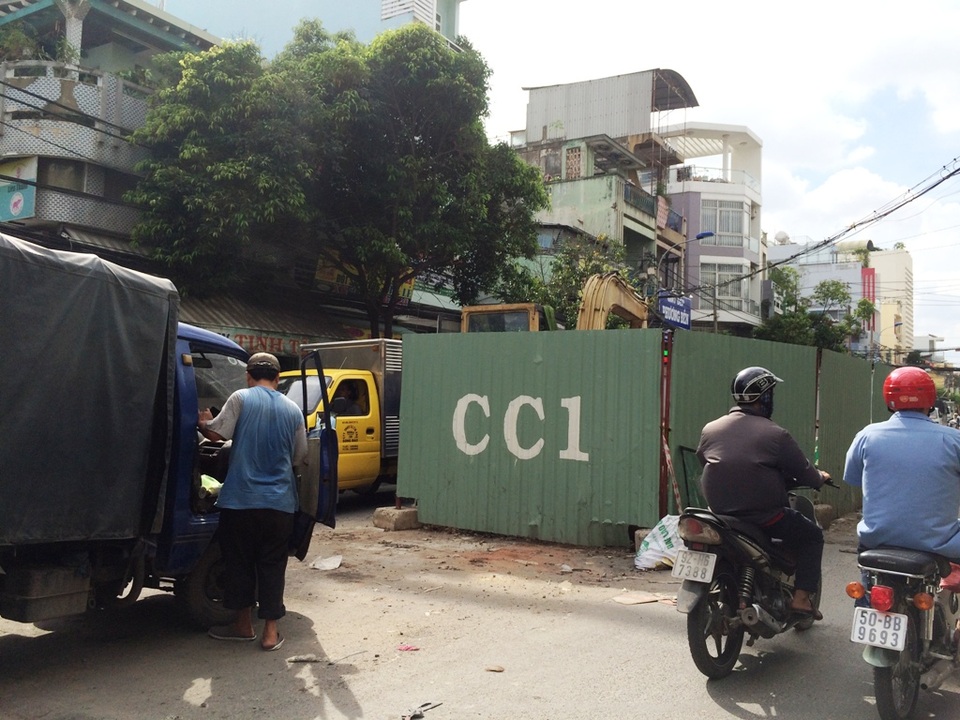 Cận tết, “lô cốt” đua nhau mọc khiến giao thông ùn tắc - 10 Cận tết, “lô cốt” đua nhau mọc khiến giao thông ùn tắc - 10