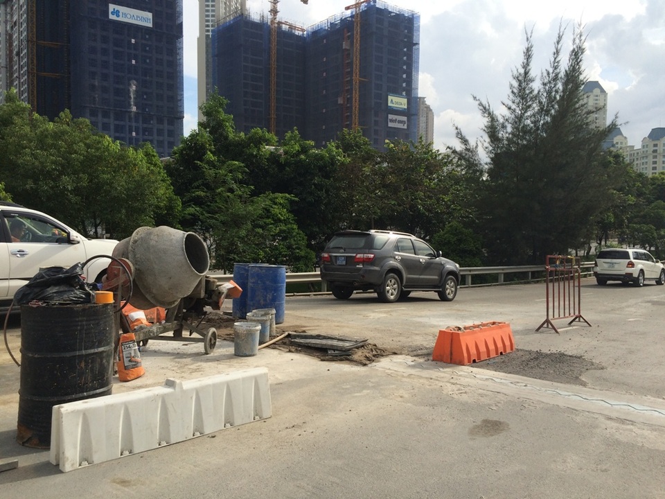 Cận tết, “lô cốt” đua nhau mọc khiến giao thông ùn tắc - 12 Khu vực trung tâm thành phố cũng xuất hiện nhiều “lô cốt” như Bình Thạnh, quận 1. Trong ảnh là dự án sửa chữa, nâng cấp cầu vượt Nguyễn Hữu Cảnh