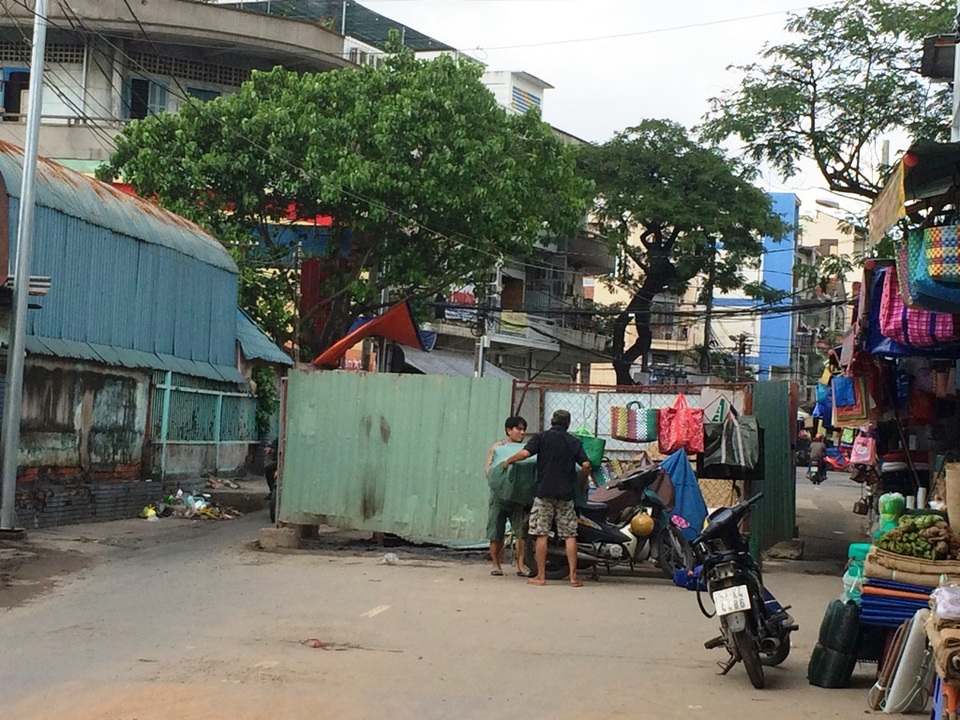 Cận tết, “lô cốt” đua nhau mọc khiến giao thông ùn tắc - 5 Đường Ngô Nhân Tịnh (quận 6) bị rào chắn gần hết, chỉ có xe máy mới đi qua được