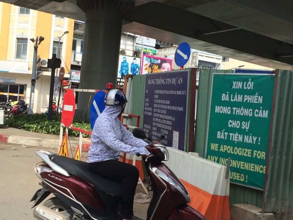 Cận tết, “lô cốt” đua nhau mọc khiến giao thông ùn tắc - 6 Cận tết, “lô cốt” đua nhau mọc khiến giao thông ùn tắc - 6