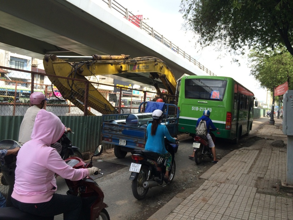 Cận tết, “lô cốt” đua nhau mọc khiến giao thông ùn tắc - 7 Rào chắn công trường chiếm hơn nửa đường Hồng Bàng (hướng từ Kinh Dương Vương về quận 5) dưới chân cầu vượt Cây Gõ. Các phương tiện qua lại rất khó khăn, đặc biệt là ùn ứ vào giờ cao điểm