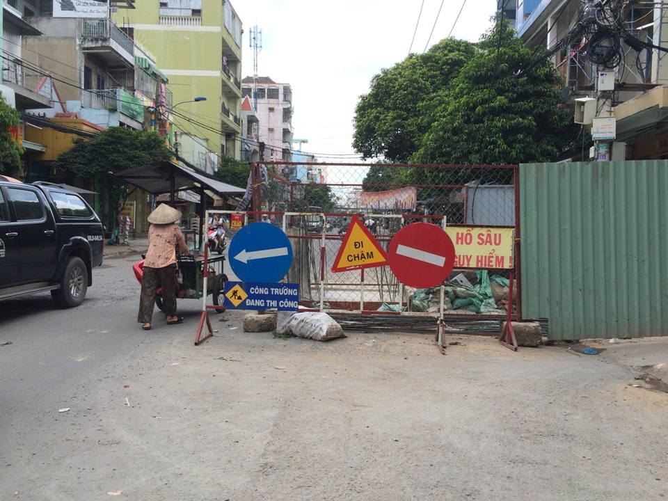 Cận tết, “lô cốt” đua nhau mọc khiến giao thông ùn tắc - 8 Biển thông báo “hố sâu nguy hiểm” chiếm hết nửa lòng đường Hàn Hải Nguyên (quận 11)