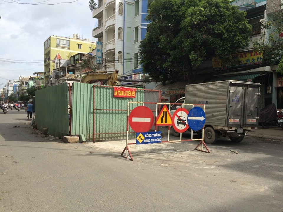 Cận tết, “lô cốt” đua nhau mọc khiến giao thông ùn tắc - 9 Cận tết, “lô cốt” đua nhau mọc khiến giao thông ùn tắc - 9