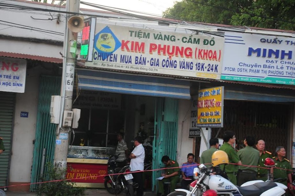 Nghi án băng nhóm mang theo vũ khí cướp tiệm vàng giữa ban ngày - 1 Tiệm vàng Kim Phụng bị cướp giữa ban ngày (ảnh Báo Tây Ninh)