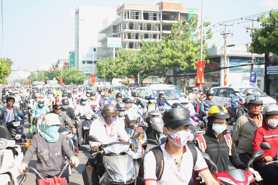 Chuyển đường 2 chiều thành 1 chiều: Lợi giao thông, hại kinh tế! - 3 Biển người chìm trong khói bụi và nắng nóng qua ải Lăng Cha Cả (đường Cộng Hòa - Hoàng Văn Thụ