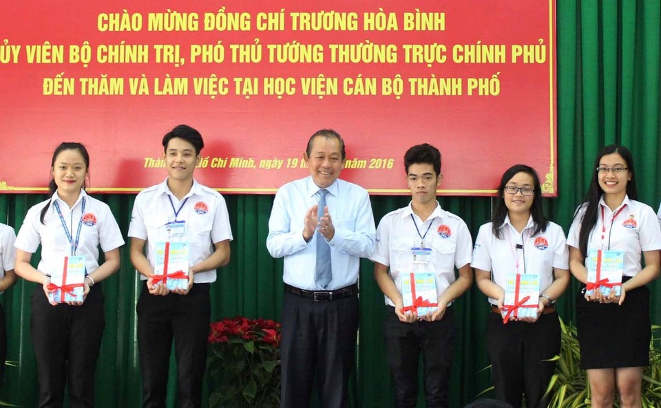 Phó Thủ tướng: Đào tạo cử nhân hành chính sẵn sàng tâm thế bước vào cuộc chơi lớn - 1
Phó Thủ tướng Trương Hòa Bình tặng sách “Khi Tổ quốc cần thanh niên hành động” cho sinh viên Học viện