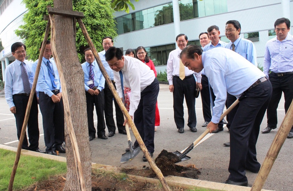 Phó Thủ tướng: Đào tạo cử nhân hành chính sẵn sàng tâm thế bước vào cuộc chơi lớn - 2 Phó Thủ tướng Trương Hòa Bình và Bí thư Thành ủy TPHCM Đinh La Thăng trồng cây lưu niệm tại Học viện Cán bộ TPHCM