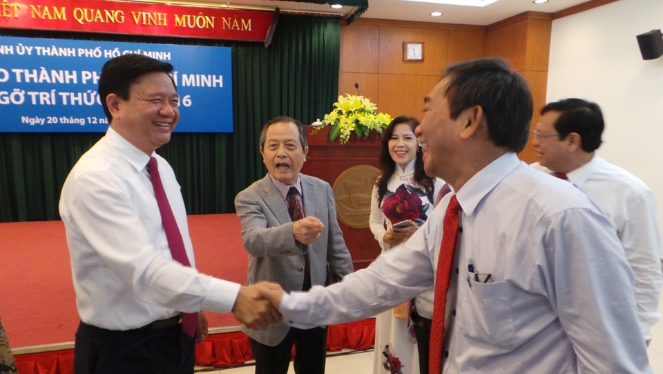 Bí thư Thành ủy TPHCM Đinh La Thăng trao đổi cùng PGS - TS Hồ Thanh Phong 