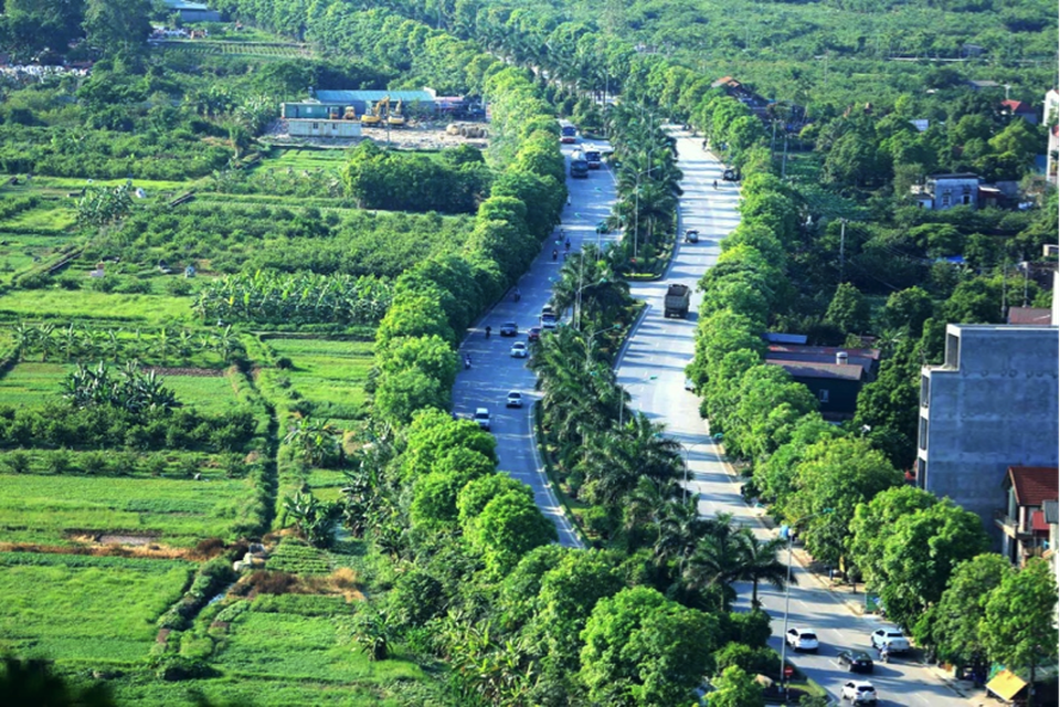 Bên trong khu đô thị có thiết kế cảnh quan đẹp nhất thế giới - 1 Với chiến lược tiên quyết là xây dựng khu đô thị sinh thái giao hoà với thiên nhiên, ngay từ khi bắt đầu chuẩn bị cho dự án cách đây hơn 10 năm, chủ đầu tư Ecopark đã đặc biệt chú trọng việc trồng, chăm sóc và phát triển mạng lưới cây xanh cho khu đô thị. Ấn tượng ngay từ cái nhìn đầu tiên với con đường dẫn vào khu đô thị từ lâu được biết đến như một trong những cung đường xanh đẹp nhất Hà Nội.