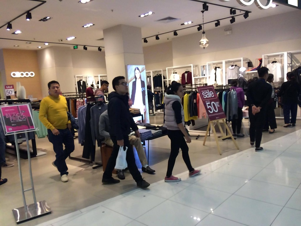 Black Friday: Bán chưa đến nửa ngày hết hàng, hạn chế khách vào - 5 Nhiều người tranh thủ đi mua sắm.