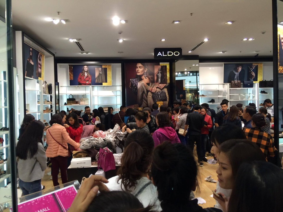 Black Friday: Bán chưa đến nửa ngày hết hàng, hạn chế khách vào - 1 Một gian hàng chật kín khách trong buổi sáng hôm nay.