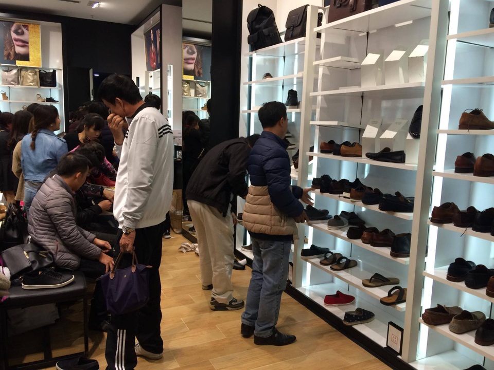 Black Friday: Bán chưa đến nửa ngày hết hàng, hạn chế khách vào - 2 Chưa đến nửa ngày, nhiều giá hàng đã trống trơn.