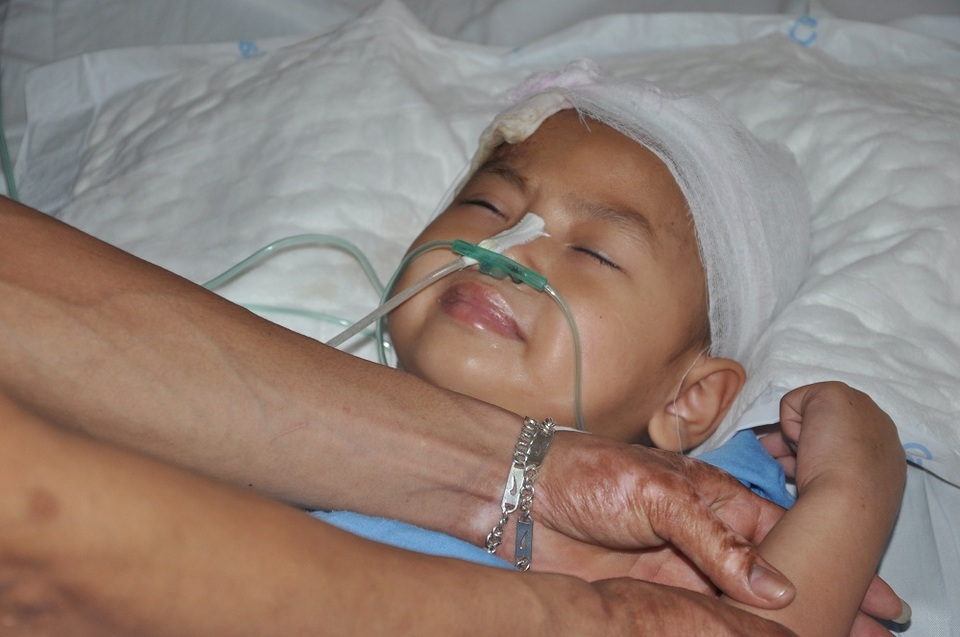 Thi thoảng em lên cơn gồng mình trong sự lo lắng của mọi người.