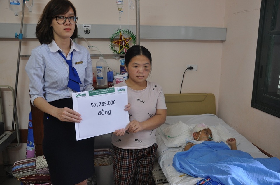 
Nhân viên phòng CTXH bệnh viện trao quà đến gia đình Tuấn Anh.
