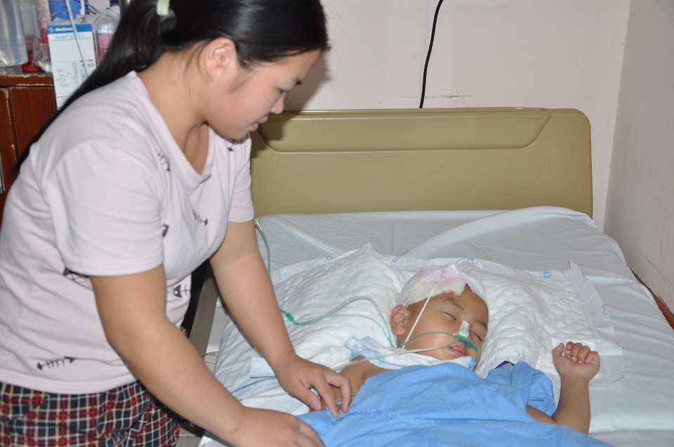 Luôn ở bên cạnh con nhưng Hiên vô cùng lo lắng vì con hiện chưa tỉnh.