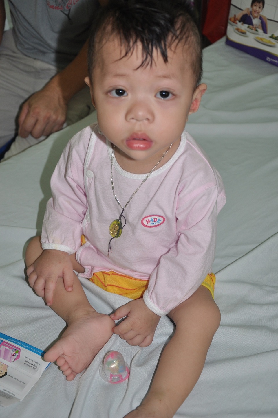 19 tháng tuổi bé Hải đang đứng trước nguy cơ mồ côi mẹ nếu như mẹ không có tiền phẫu thuật.