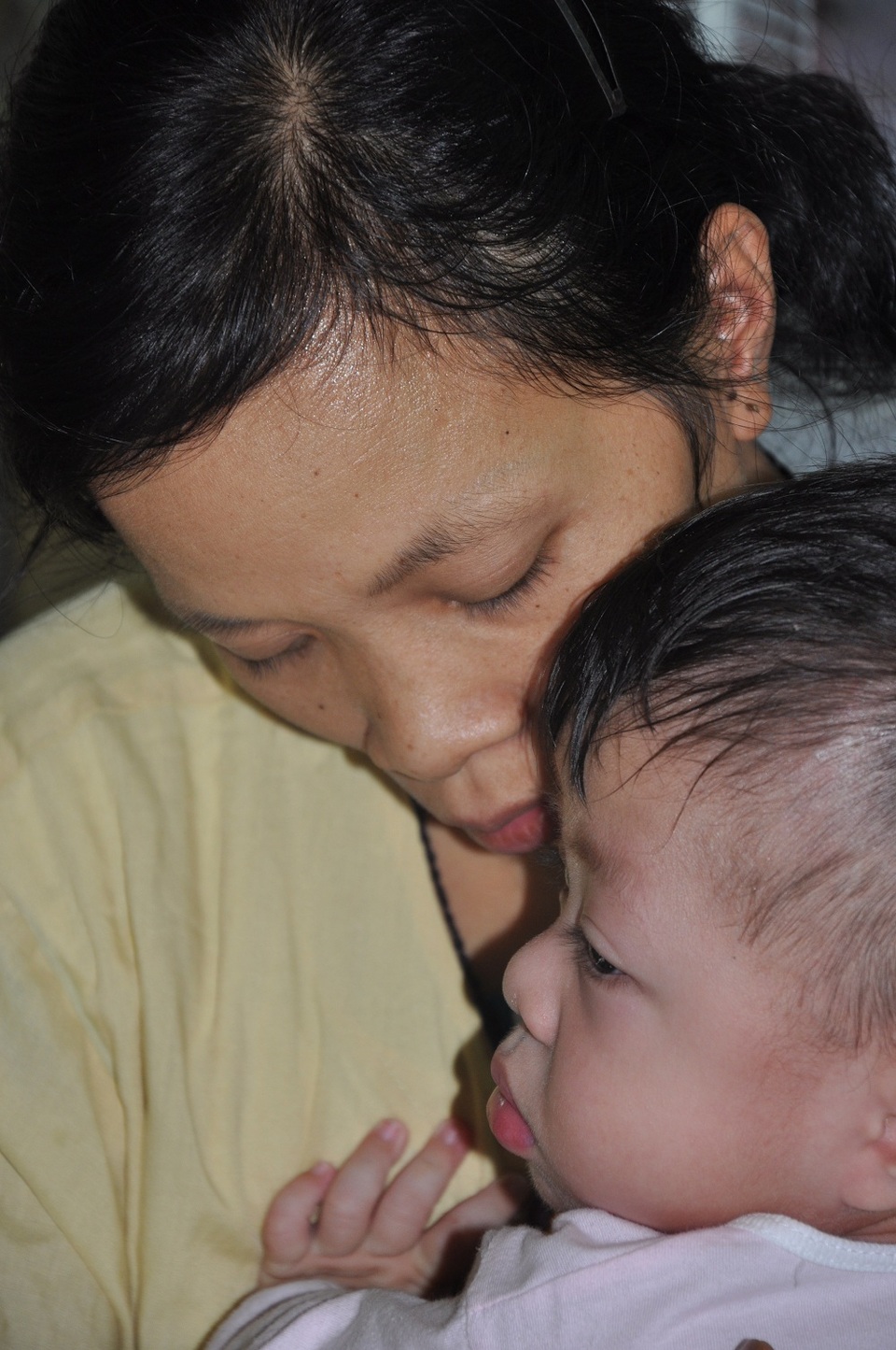 Nhìn con được cứu sống, chị Quỳnh thấy hạnh phúc vô cùng nhưng lại lo sợ mình không thể sống để chăm con.