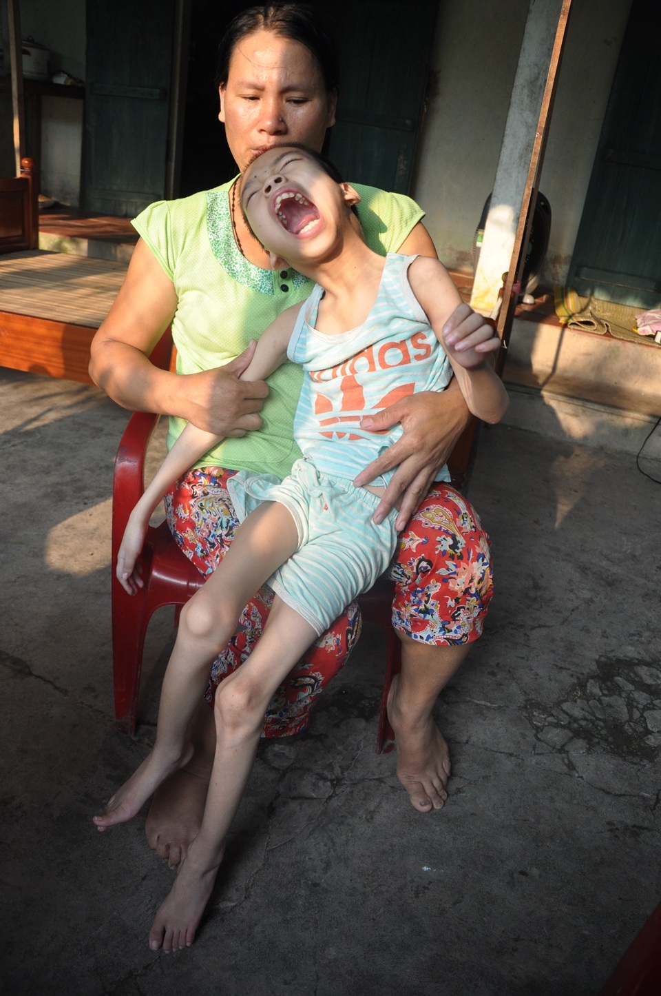 Gánh nặng gia đình dồn cả vào chị Hà nhưng cố lắm chị chỉ kiếm đủ cái ăn.