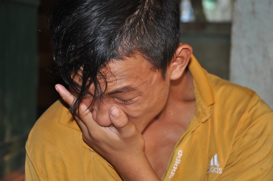 Em khóc thương bố bệnh tật không có tiền đi viện chữa trị.