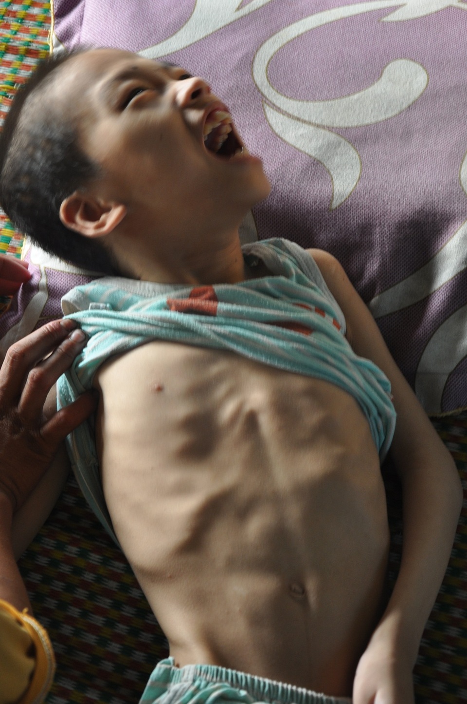 Con cái bệnh tật khiến gần 20 năm qua chưa có lúc nào chị được nở một nụ cười.