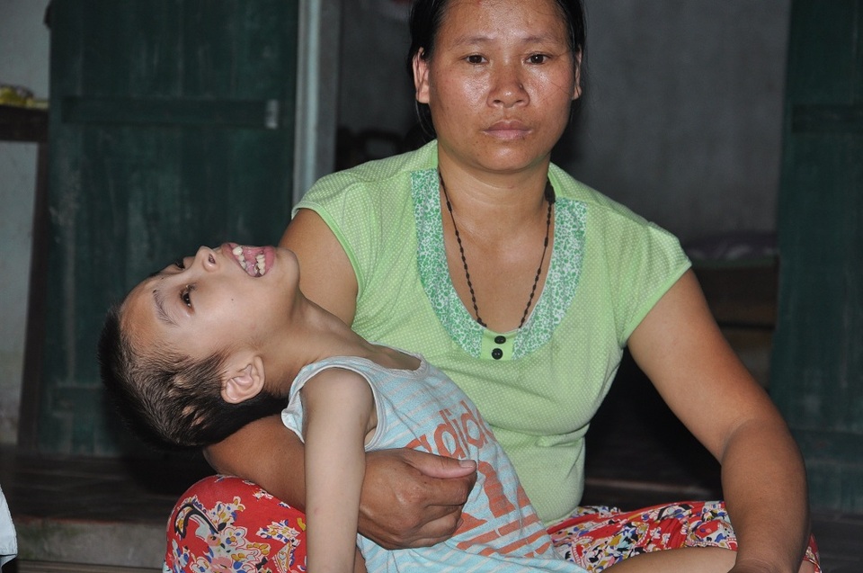 Cuộc sống khó khăn, bủa vây lấy gia đình chị Hà không biết đến bao giờ mới thôi.