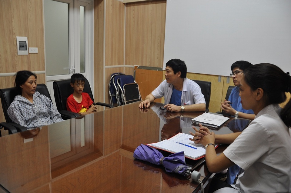 Trong buổi quay trở lại bệnh viện, chị Thu được các bác sĩ giải thích thêm về căn bệnh.