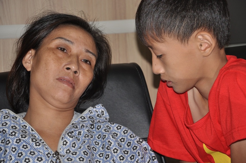 Bé Minh lo lắng sợ mẹ sẽ chết.