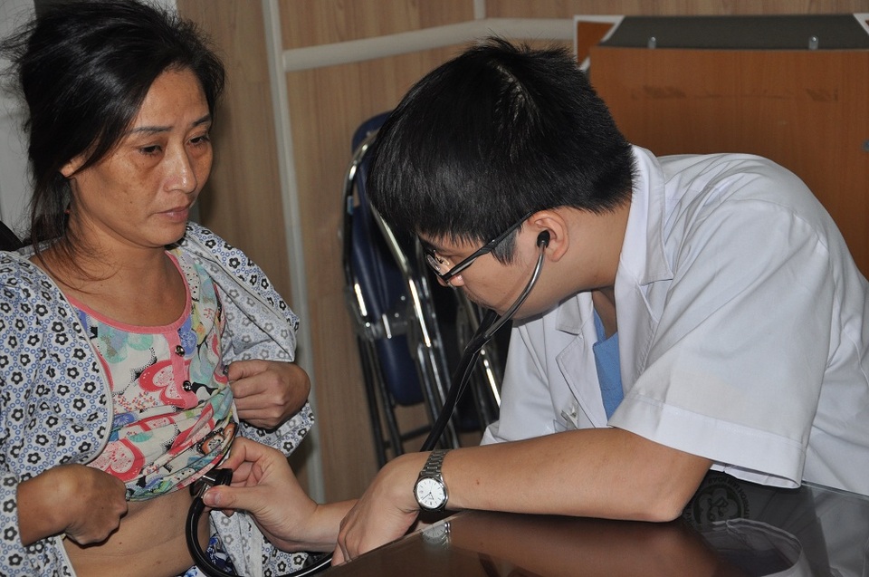 Bác sĩ Võ Lê Kiên thăm khám để biết tình hình hiện tại của chị Thu.