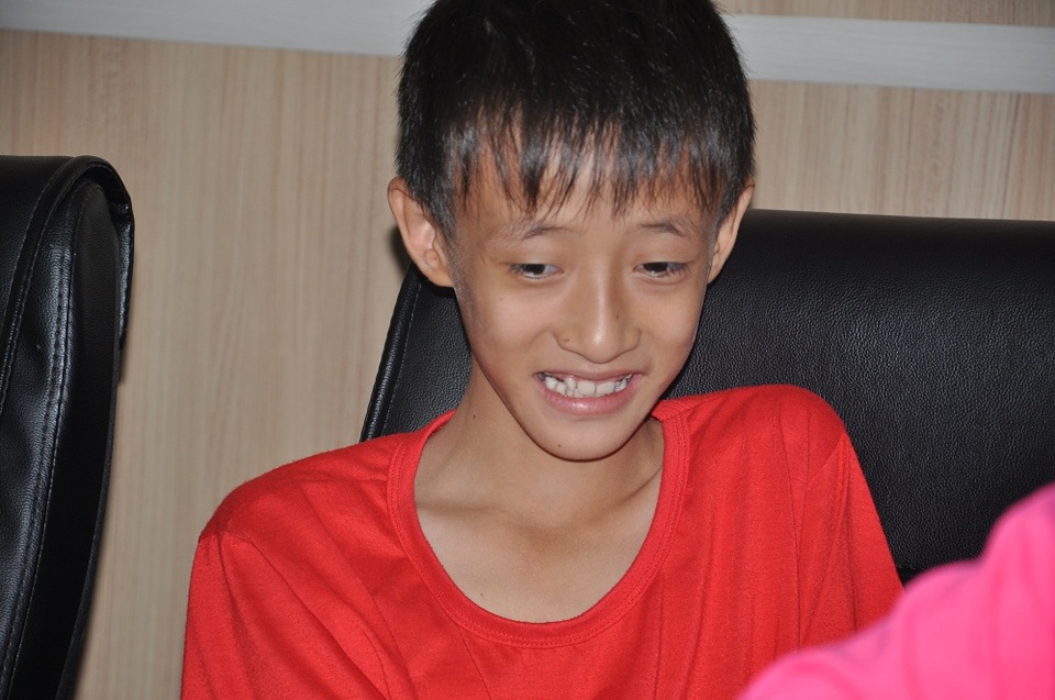 Niềm vui của bé Minh vì mẹ đã có tiền phẫu thuật.