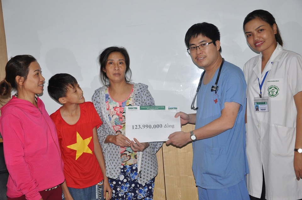 Bác sĩ Võ Lê Kiên cùng cán bộ phòng CTXH bệnh viện thay mặt trao quà bạn đọc Dân trí đến chị Thu.