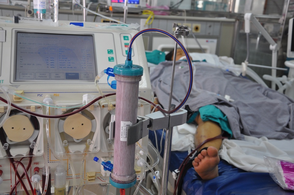 Chị phải thở máy, lọc máu với chi phí lên đến gần 30 triệu/ ngày.