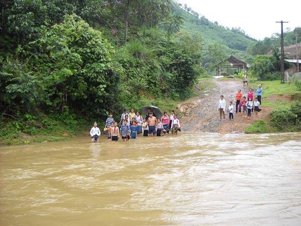 Khánh thành cầu Khuyến học và Dân trí thứ 11 tại Yên Bái - 8
Học sinh phải lội suối để đi học khi đi qua con suối Ngòi Rào trong mùa mưa lũ năm ngoái