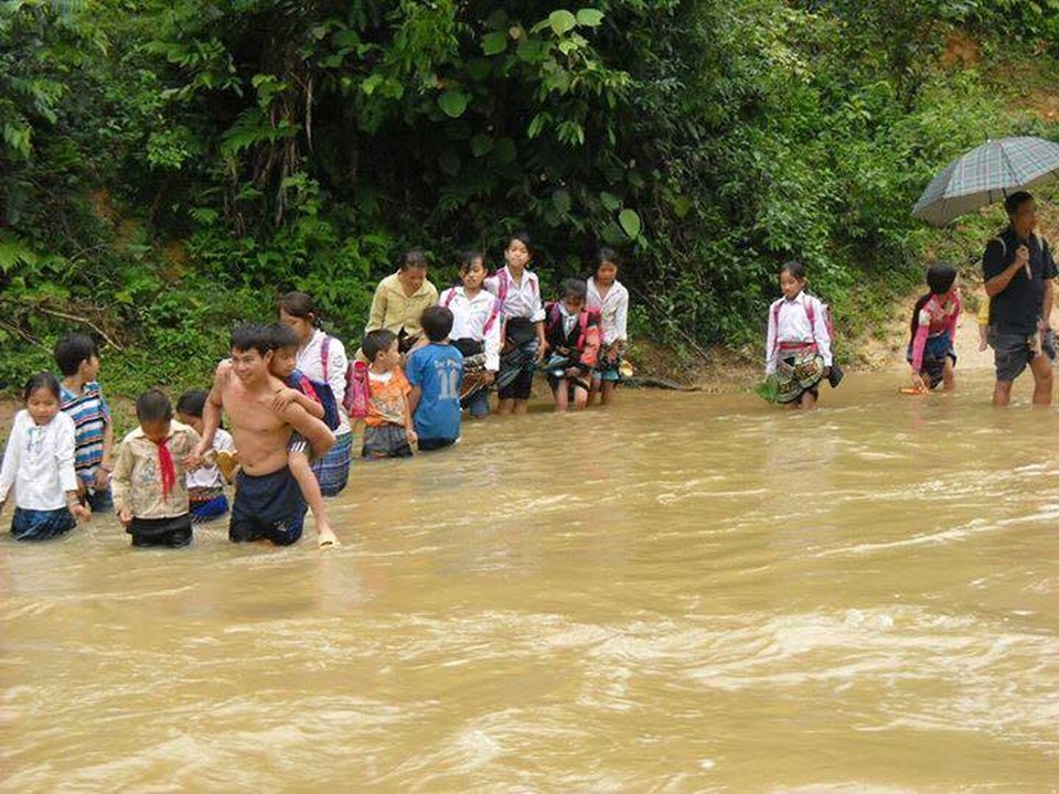 Khánh thành cầu Khuyến học và Dân trí thứ 11 tại Yên Bái - 3 Thay bằng việc phải lội qua suối như trước kia...