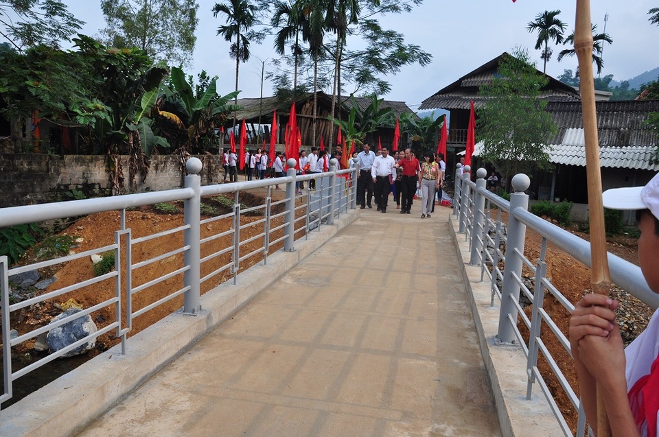 Đây là cây cầu thứ 11 mang tên Khuyến học & Dân trí được xây dựng bởi sự chung tay, góp sức của nhiều tấm lòng bạn đọc.