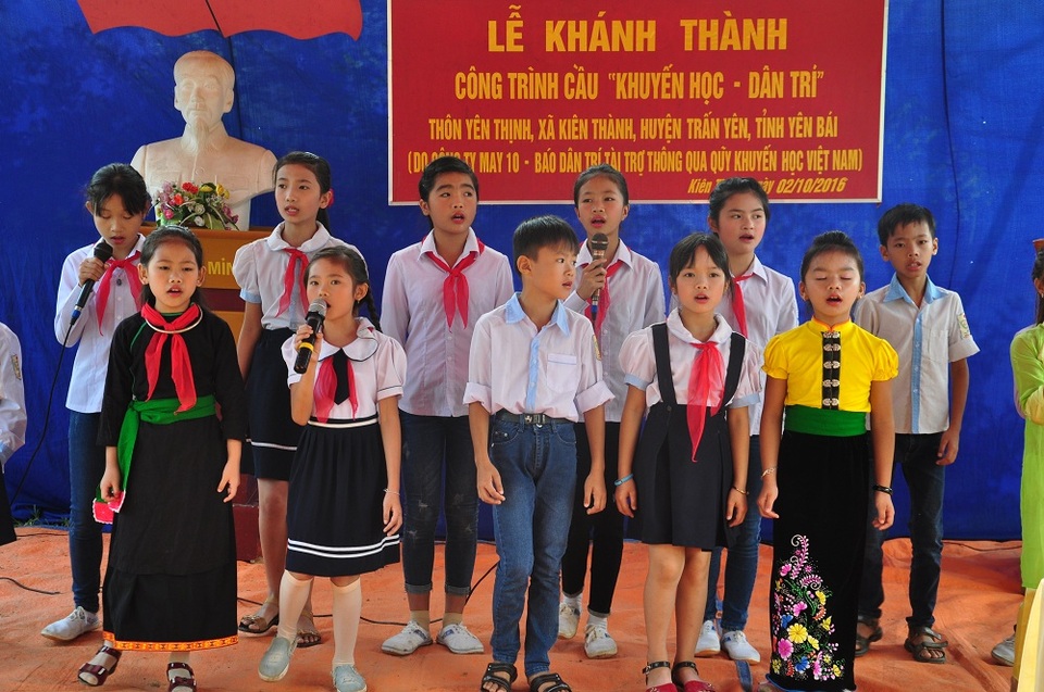 Các em học sinh phấn khởi góp lời ca, tiếng hát trong ngày khánh thành cầu mới.