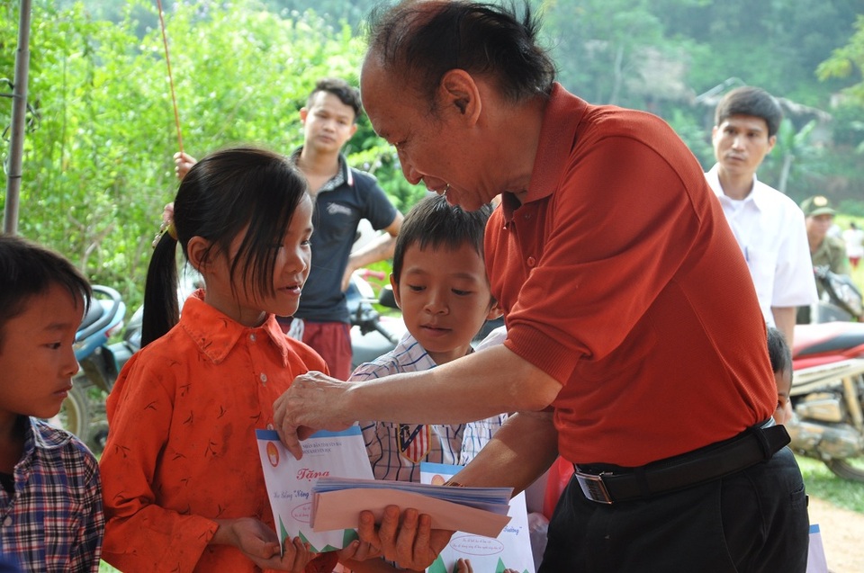 
40 suất học bổng có tổng trị giá 20 triệu đồng từ Giải gôn từ thiện Vì trẻ em nghèo 2016 do báo Đầu tư thông qua Quỹ Khuyến học Việt Nam tài trợ cũng được nhà báo Phạm Huy Hoàn trao đến các em học sinh có hoàn cảnh khó khăn nhưng đã biết vươn lên đạt thành tích học tập tốt.
