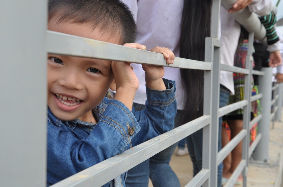 
Kết thúc buổi lễ, khi mọi người đã ra về, ấn tượng với chúng tôi là hình ảnh cậu bé cứ đứng mãi trên cầu ngắm nghía và nở nụ cười tươi khi thấy ống kính máy ảnh.
