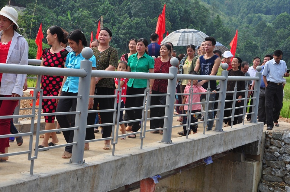 Bà con được đi trên cây cầu mới.