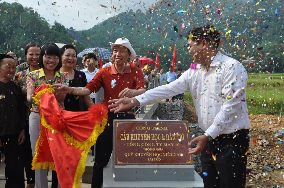 
Niềm vui vỡ òa của mọi người khi mở băng khánh thành cây cầu Khuyến học & Dân trí.
