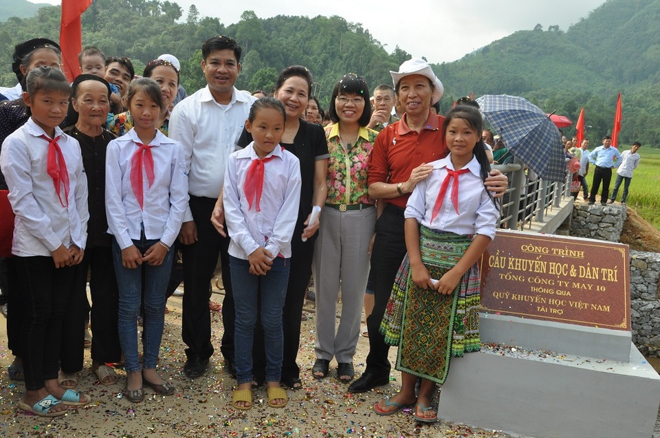 Từ nay người dân sẽ có cây cầu mới để đi lại thay bằng việc lội qua suối như trước kia.