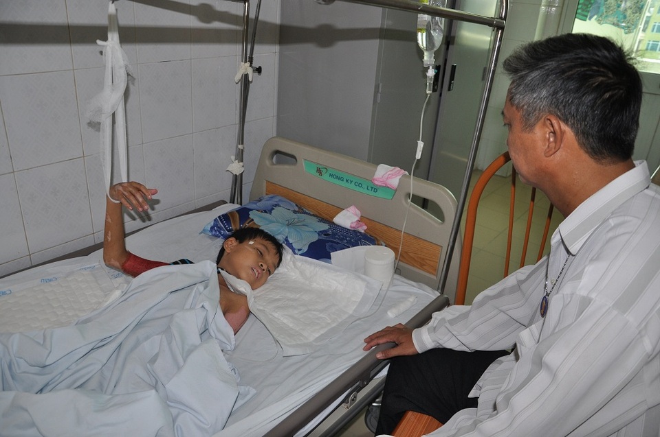 Thương vợ, thương con trai và lo sợ điều không hay xảy ra nên chú vẫn nói dối hai mẹ con rằng Hằng đã đỡ hơn nhiều.