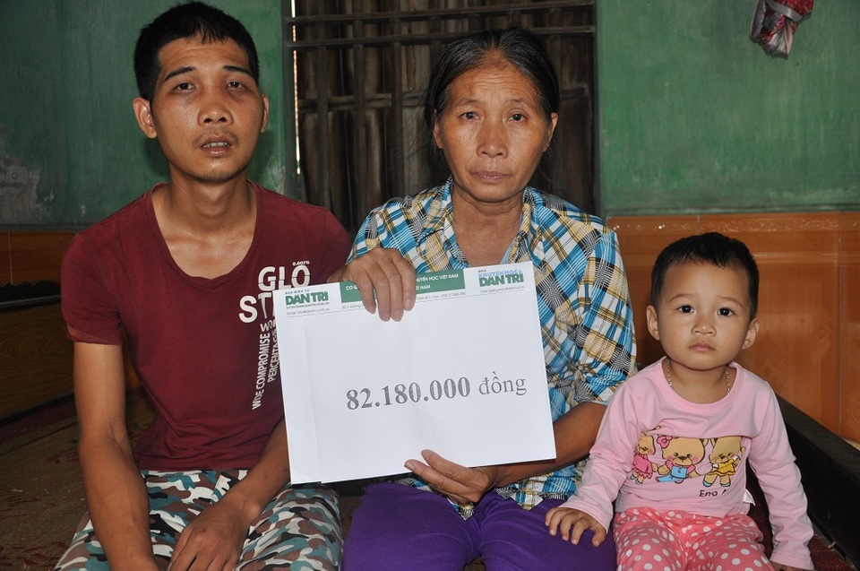 Cô Vấn nhận quà của bạn đọc Dân trí.