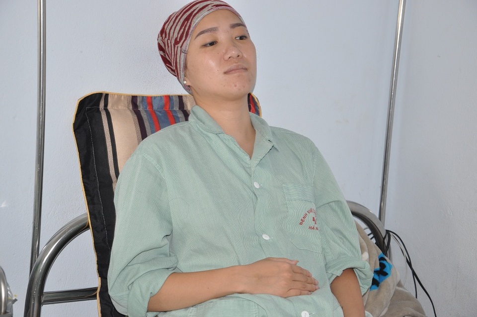 Căn bệnh khiến sức khỏe của chị yếu đi nhiều và đôi chân không còn đi lại được nữa.