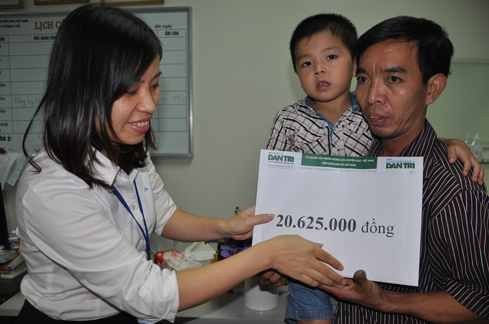 Cán bộ phòng CTXH bệnh viện trao quà cho bố con anh Trường.