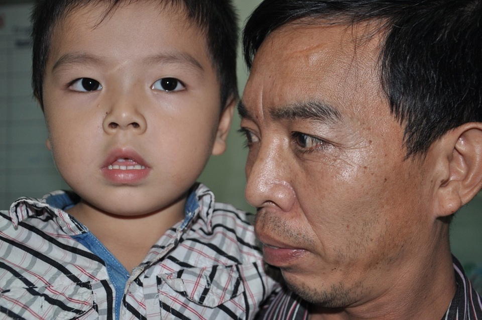 Lần này anh đưa cậu bé út lên viện bởi ở chân và ngực của cháu xuất hiện những đốm thâm tím.