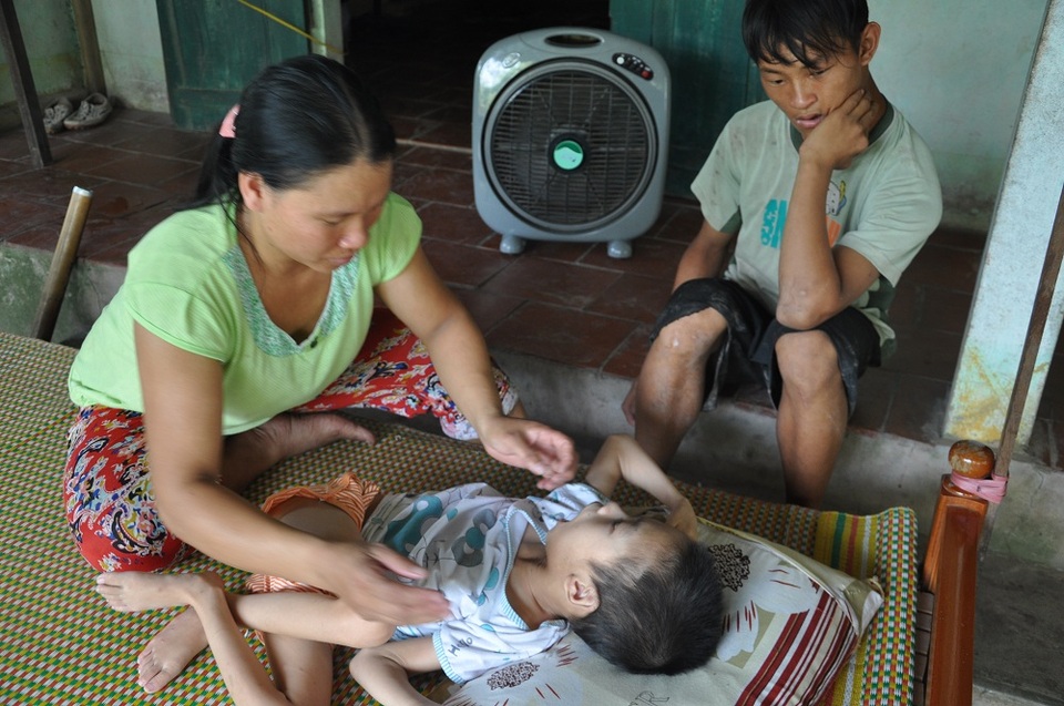Sinh ra 2 con thì cả 2 cùng bị bệnh khiến chị Hà không làm được việc gì vì phải ở nhà chăm các con.