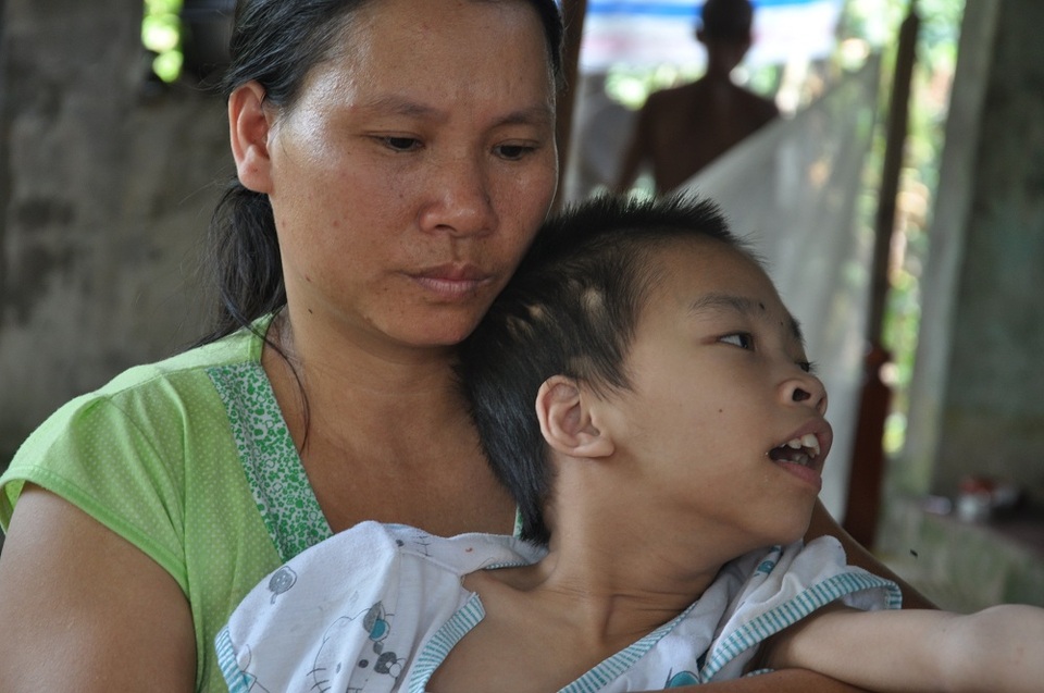 Thương chồng, thương con nhưng chị Hà bất lực.