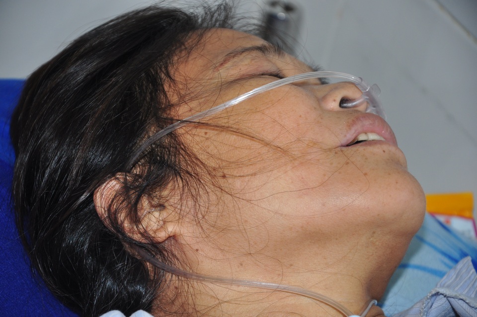 Chị Hòa lo sợ nếu mình chết đi rồi, ai sẽ chăm các con còn nhỏ.