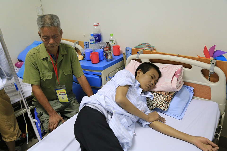 Lần này bác lại lên viện chăm con trai bị tan máu bẩm sinh.