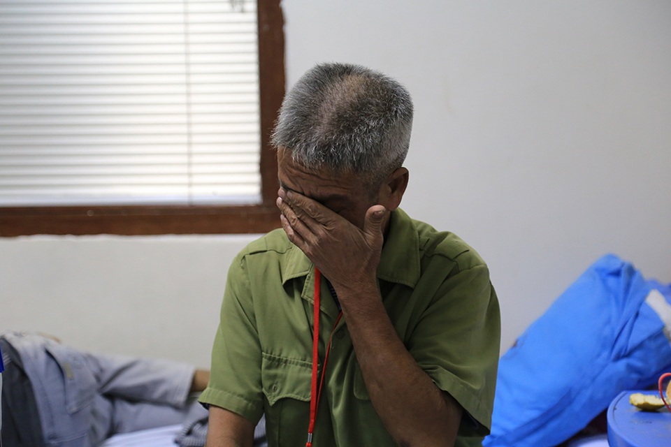 Thương con nhưng bác Dung bất lực không biêt làm cách nào cứu con.